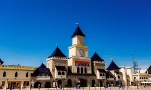 Zamek Energylandia z zegarem i napisem "ENERGY LANDIA". Idealne miejsce na całoroczną zabawę, jak z biletem rocznym.