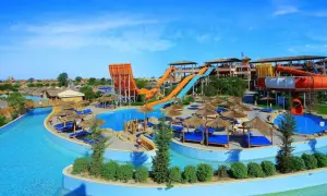 Słoneczny hotel z aquaparkiem dla dzieci oferuje mnóstwo atrakcji: zjeżdżalnie, leniwą rzekę i baseny.