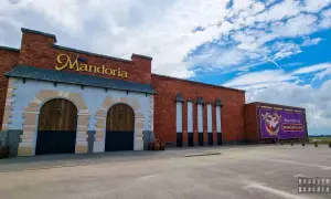 Mandoria, gdzie jest? To park rozrywki w stylu średniowiecznym, z ceglanymi murami i wielkimi bramami.