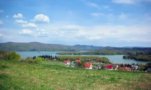 Widok na Polańczyk i Jezioro Solińskie. Szukasz inspiracji, gdzie zjeść? Ten blog podpowie!