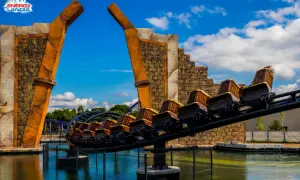 Ekipa Energylandia pędzi na kolejce górskiej, czując prędkość i adrenalinę.