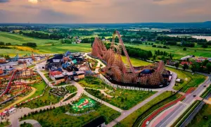 Widok z lotu ptaka na park rozrywki Energylandia z drewnianą kolejką górską. Idealne miejsce na rodzinny wypad, gdzie każdy znajdzie coś dla siebie, nawet posiadając bilet ulgowy Energylandia.