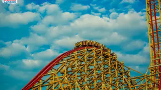 Zadra rollercoaster w Energylandii, drewniana konstrukcja i wagoniki na szczycie, gotowe do zjazdu.
