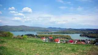 Widok na Polańczyk i Jezioro Solińskie. Szukasz inspiracji, gdzie zjeść? Ten blog podpowie!