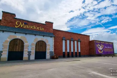 Mandoria, gdzie jest? To park rozrywki w stylu średniowiecznym, z ceglanymi murami i wielkimi bramami.