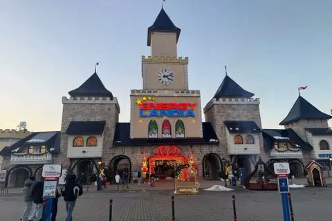 Zimowa Energylandia wita gości zamkową architekturą i świątecznymi iluminacjami.