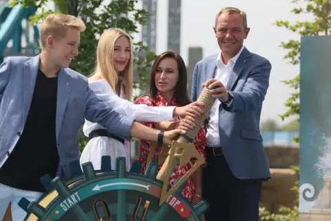 Uroczyste otwarcie atrakcji w Energylandii. Cztery osoby wspólnie pociągają za linę, by uruchomić nową przygodę.