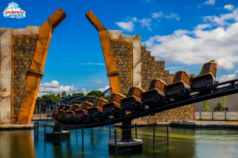 Ekipa Energylandia pędzi na kolejce górskiej, czując prędkość i adrenalinę.