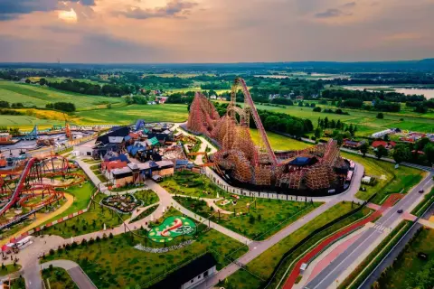 Widok z lotu ptaka na park rozrywki Energylandia z drewnianą kolejką górską. Idealne miejsce na rodzinny wypad, gdzie każdy znajdzie coś dla siebie, nawet posiadając bilet ulgowy Energylandia.