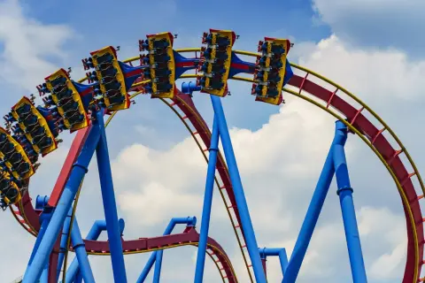 Pasażerowie na wagonikach najwyższego rollercoastera na świecie szykują się na emocjonujący zjazd.
