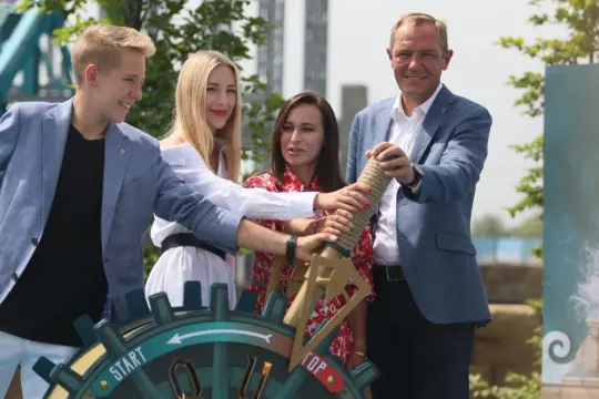 Uroczyste otwarcie atrakcji w Energylandii. Cztery osoby wspólnie pociągają za linę, by uruchomić nową przygodę.