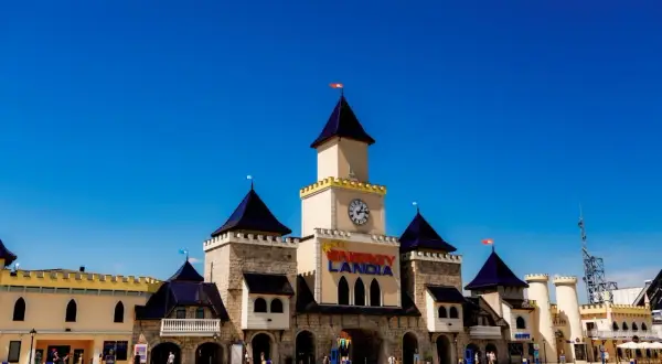 Zamek Energylandia z zegarem i napisem "ENERGY LANDIA". Idealne miejsce na całoroczną zabawę, jak z biletem rocznym.