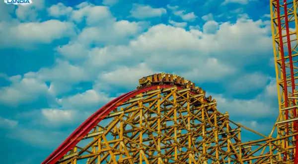 Zadra rollercoaster w Energylandii, drewniana konstrukcja i wagoniki na szczycie, gotowe do zjazdu.