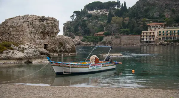 Taormina: Gdzie zjeść? Uniknij pułapek, odkryj smaki Sycylii!