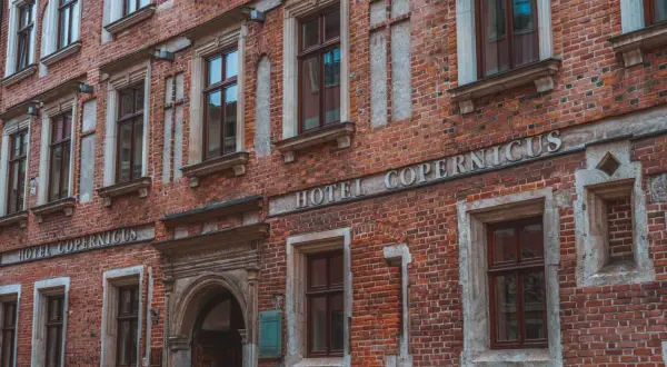 Nocleg w Krakowie: Ile zapłacisz? Przewodnik po cenach i oszczędnościach