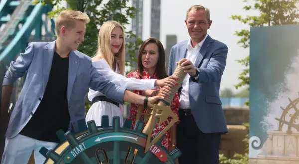 Uroczyste otwarcie atrakcji w Energylandii. Cztery osoby wspólnie pociągają za linę, by uruchomić nową przygodę.