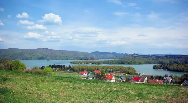 Widok na Polańczyk i Jezioro Solińskie. Szukasz inspiracji, gdzie zjeść? Ten blog podpowie!