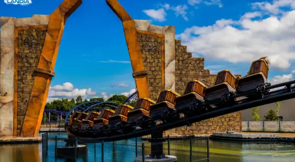 Ekipa Energylandia pędzi na kolejce górskiej, czując prędkość i adrenalinę.