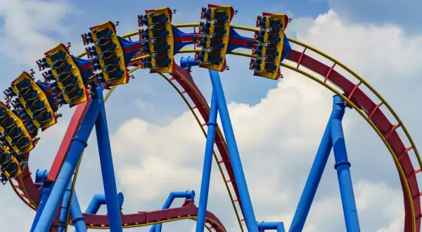Pasażerowie na wagonikach najwyższego rollercoastera na świecie szykują się na emocjonujący zjazd.