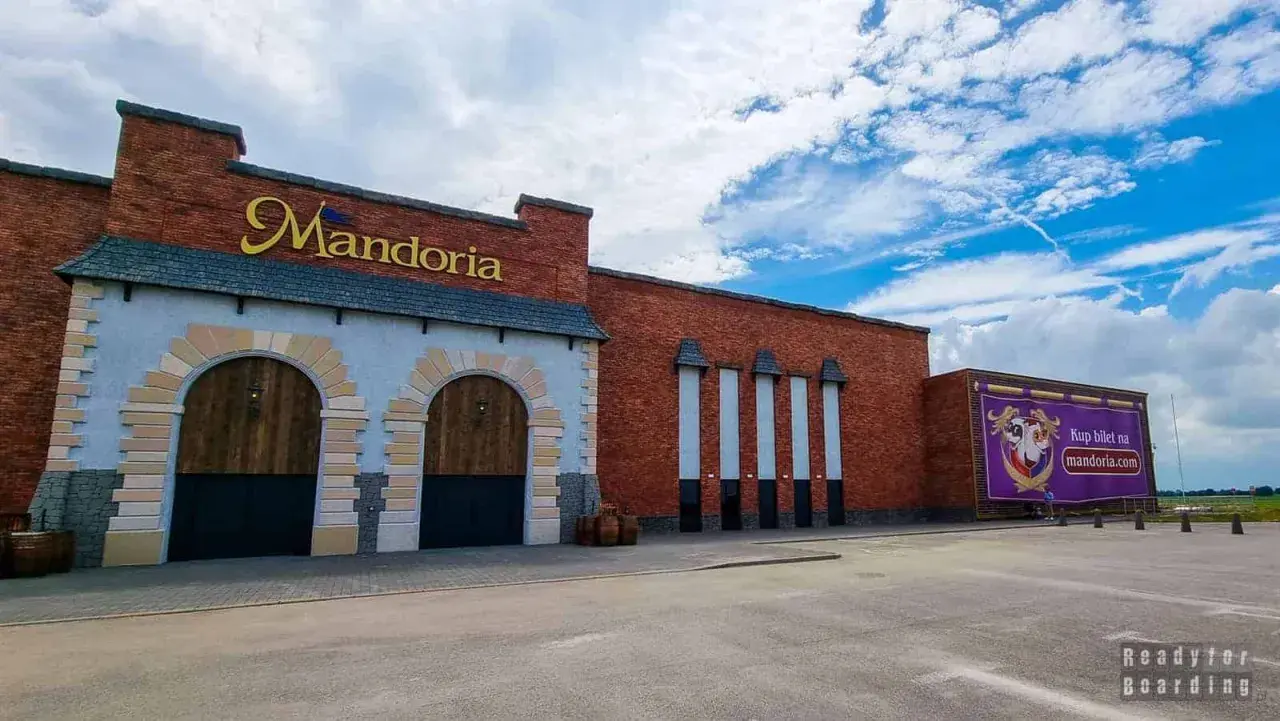 Mandoria, gdzie jest? To park rozrywki w stylu średniowiecznym, z ceglanymi murami i wielkimi bramami.