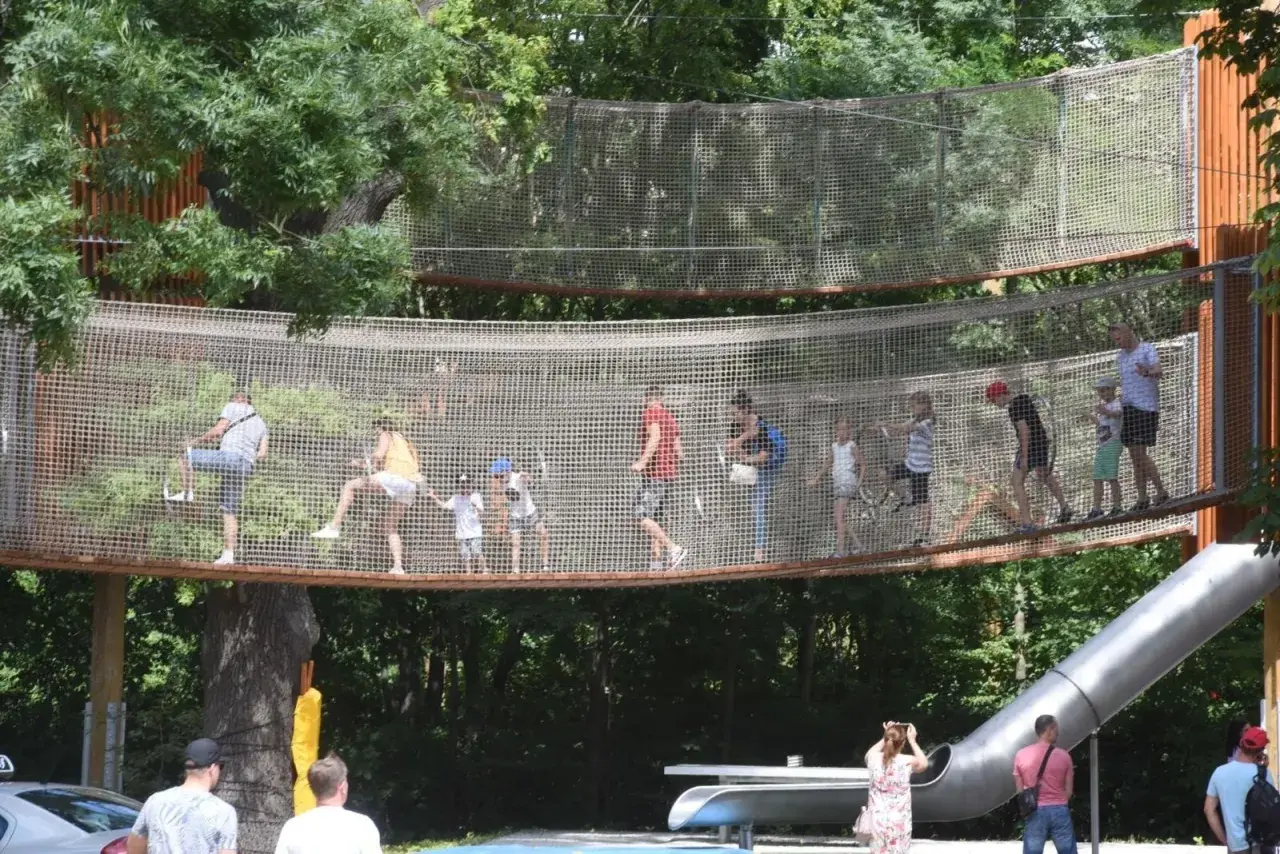 Rodziny bawią się na wielopoziomowych kładkach z siatki, zjeżdżalni i drabinkach. To z pewnością najlepszy park linowy w Polsce!
