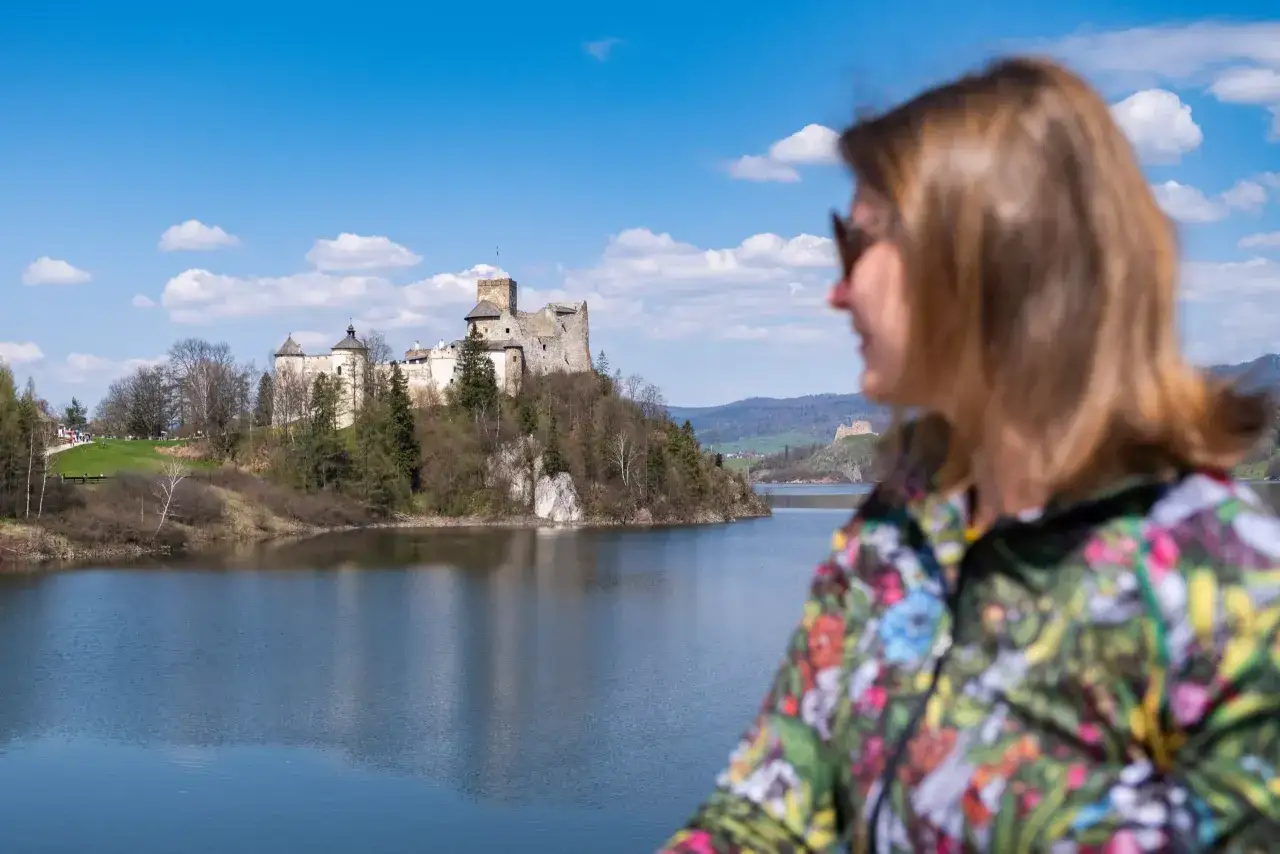 Widok na zamek w Czorsztynie, idealne miejsce na rodzinne wycieczki. Atrakcje dla dzieci czekają!