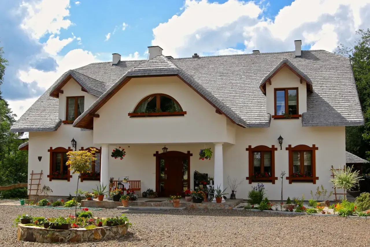 Różne typy zakwaterowania w Bieszczadach (agroturystyka, domek, pensjonat)