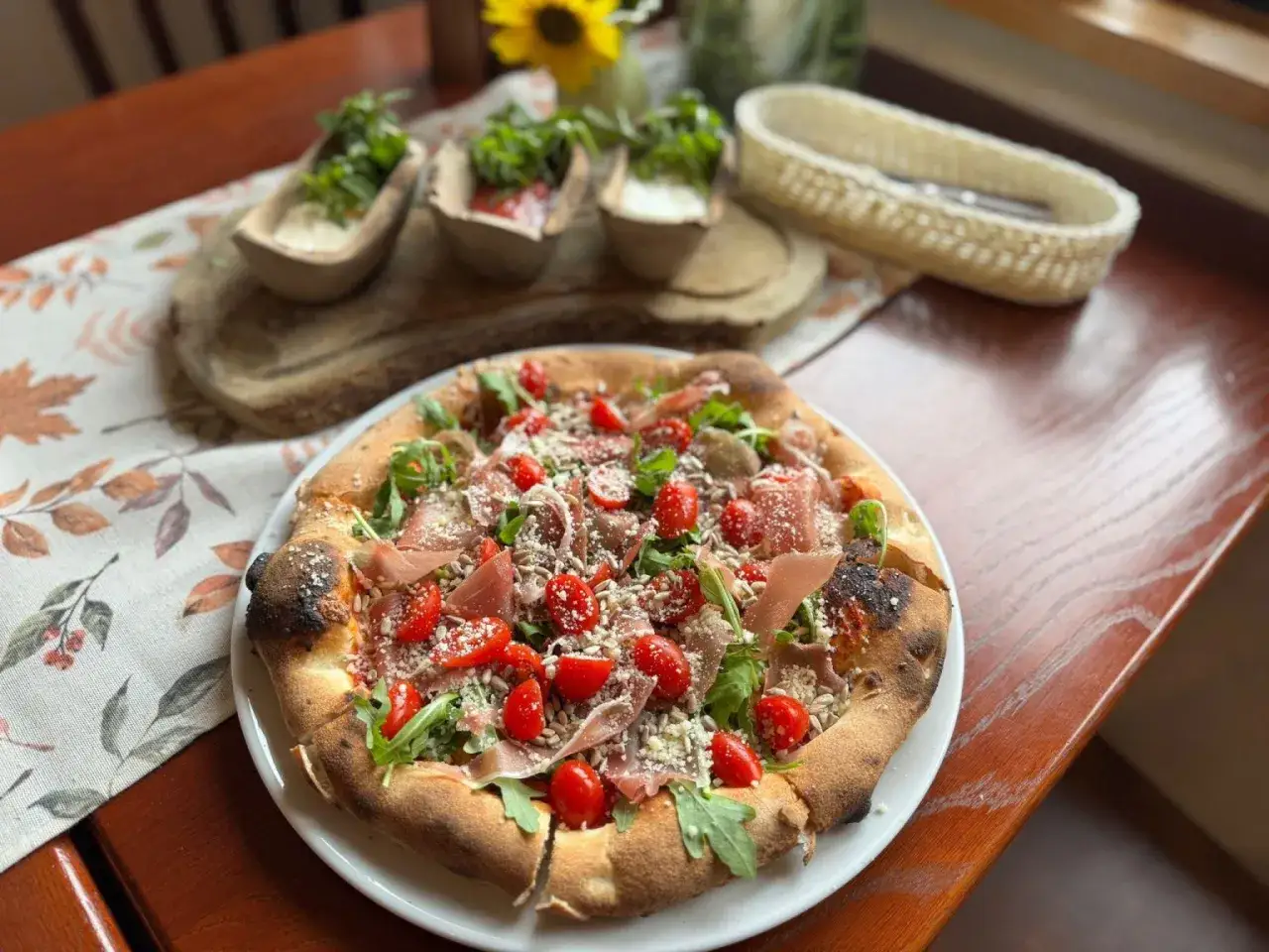 Polańczyk gdzie zjeść? Pyszna pizza z rukolą, pomidorkami i szynką parmeńską na blogu.