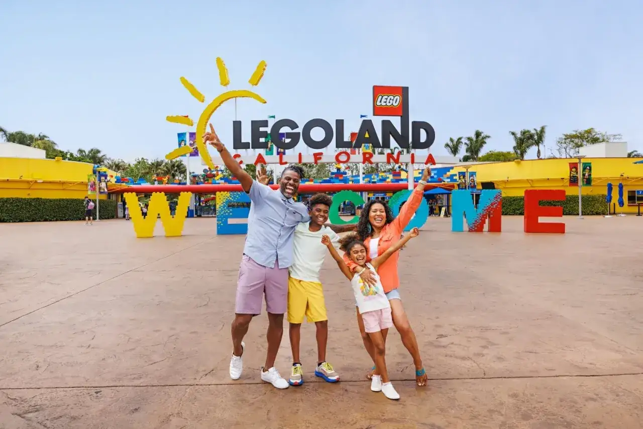 Szczęśliwa rodzina wita w Legolandii! Wielkie litery 