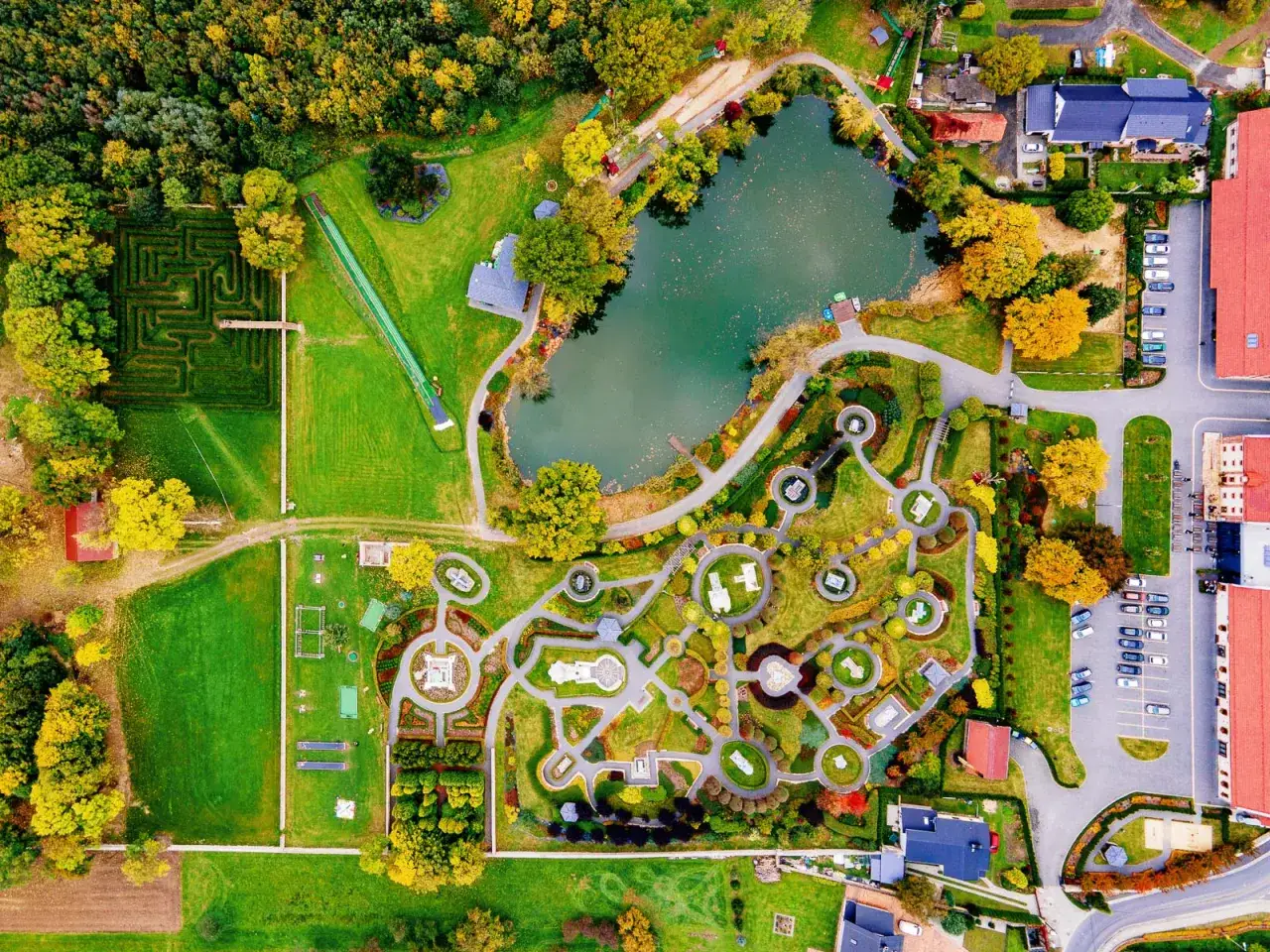 Park miniatur Olszowa cennik: zobacz z lotu ptaka labirynt, jezioro i miniatury budowli.