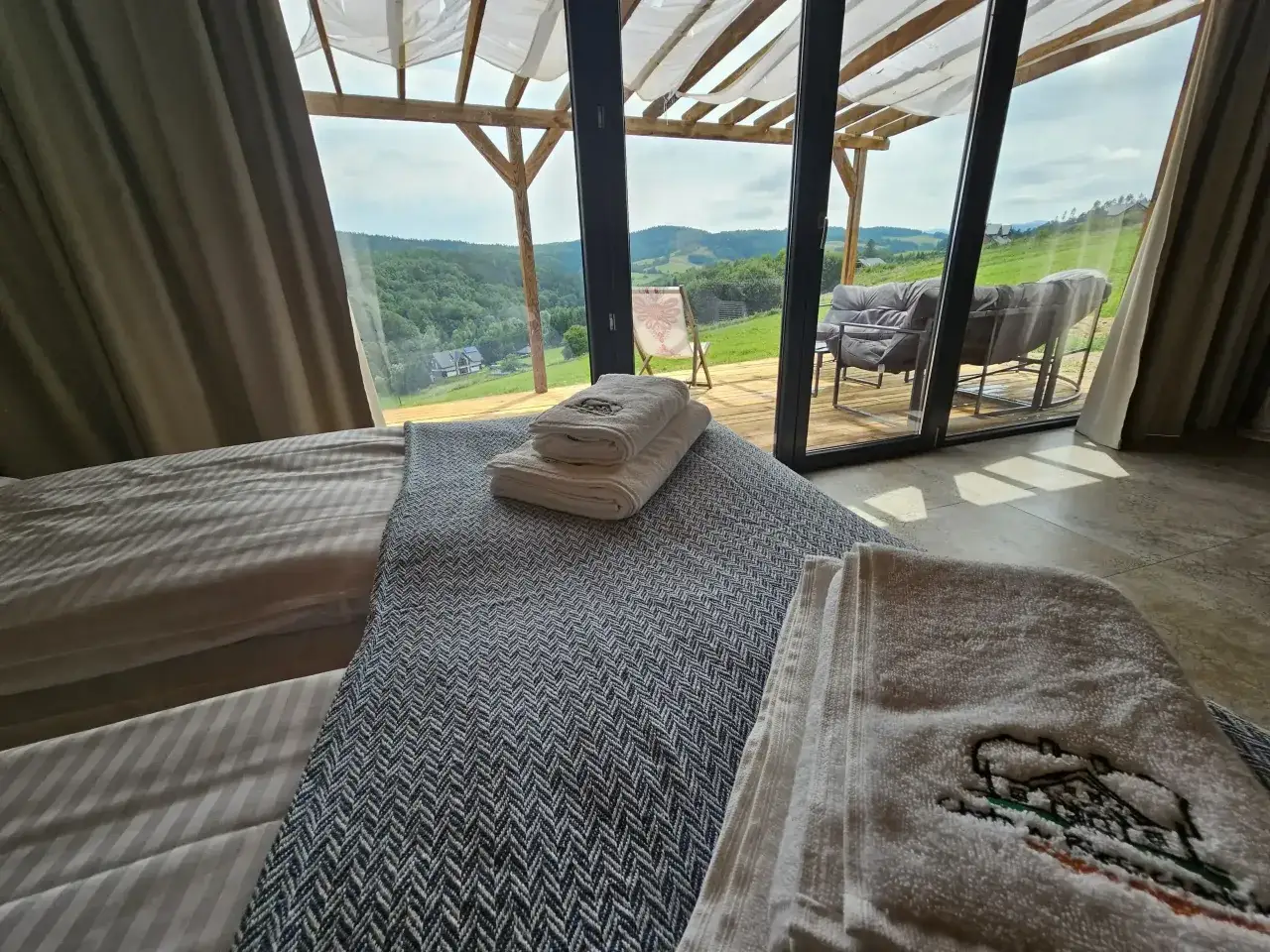 Domki w Bieszczadach z widokiem na góry, agroturystyka Bieszczady, glamping Bieszczady