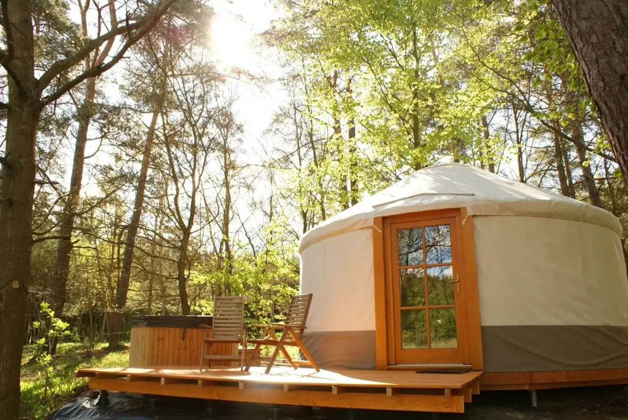 Glamping co to? Jurt w lesie, z tarasem i jacuzzi. Luksusowy wypoczynek na łonie natury.