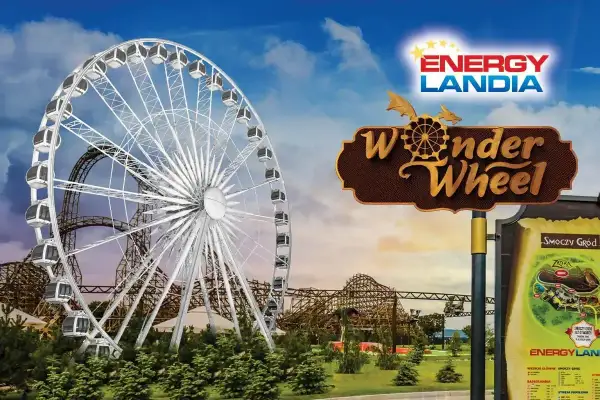 Ile jest atrakcji w Energylandii? Ogromne koło widokowe Wonder Wheel i rollercoaster w tle zapraszają do zabawy.