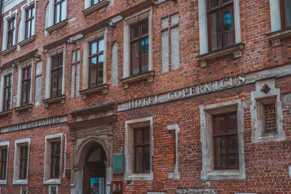 Nocleg w Krakowie: Ile zapłacisz? Przewodnik po cenach i oszczędnościach
