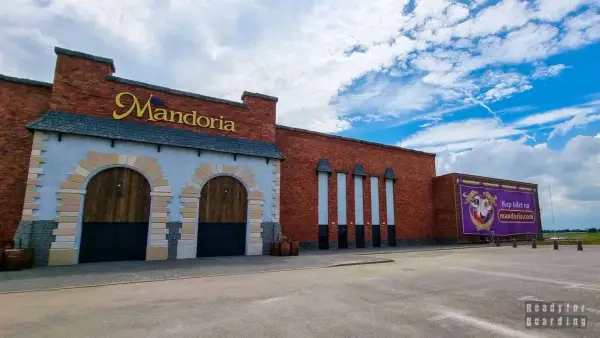 Mandoria, gdzie jest? To park rozrywki w stylu średniowiecznym, z ceglanymi murami i wielkimi bramami.