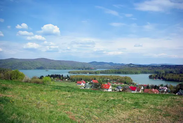 Widok na Polańczyk i Jezioro Solińskie. Szukasz inspiracji, gdzie zjeść? Ten blog podpowie!